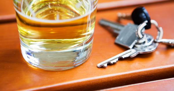 Dronken Belg klemgereden op A16, dronken automobiliste wil hem ophalen bij politiebureau - BN DeStem
