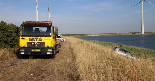 Bestuurder gewond nadat auto van de weg raakt op Philipsdam