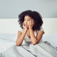 Lig je te piekeren in bed? Zo kom je er vanaf