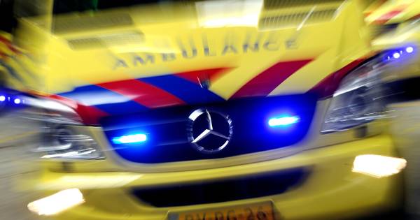 Dronken slachtoffer ongeluk (30) trapt en slaat ambulancemedewerker in Moerstraten.