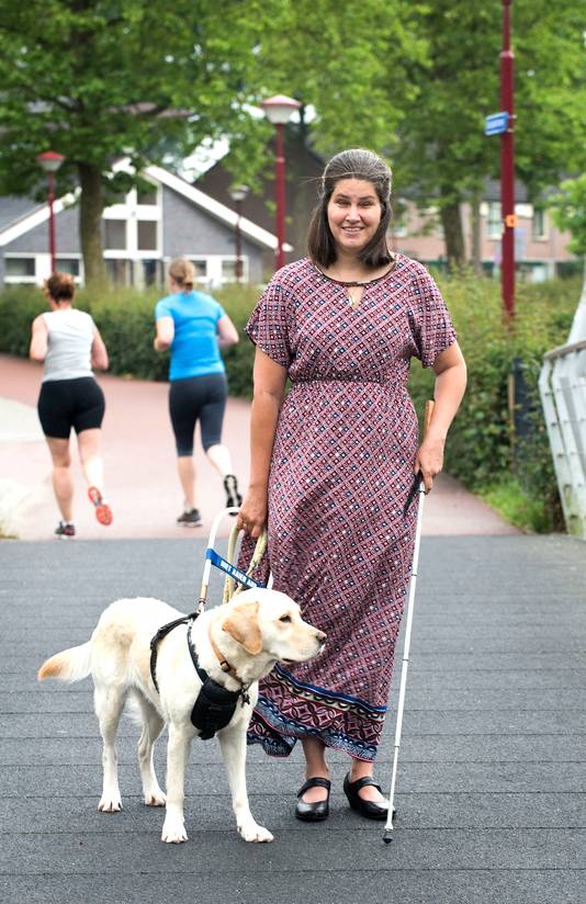 Suzanne van den Bercken (38) met blindengeleidehond Onca.