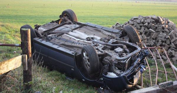 Auto vliegt over de kop in Geesteren, twee vrouwen naar het ziekenhuis