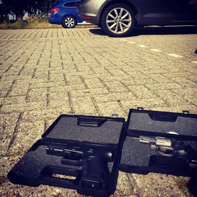 Marechausse vind twee alarmpistolen bij controle op A12