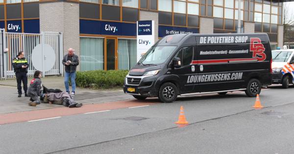Brommerrijder gewond nadat hij remt om aanrijding te voorkomen.