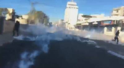 Journalist tijdens filmen bekogeld met traangas