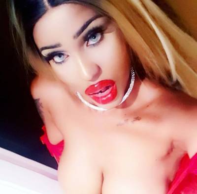 Britse moeder geeft 10.000 pond uit om eruit te zien als een sekspop