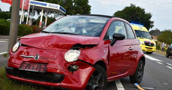 Twee gewonden bij aanrijding in Den Ham, één persoon met spoed naar ziekenhuis gebracht.