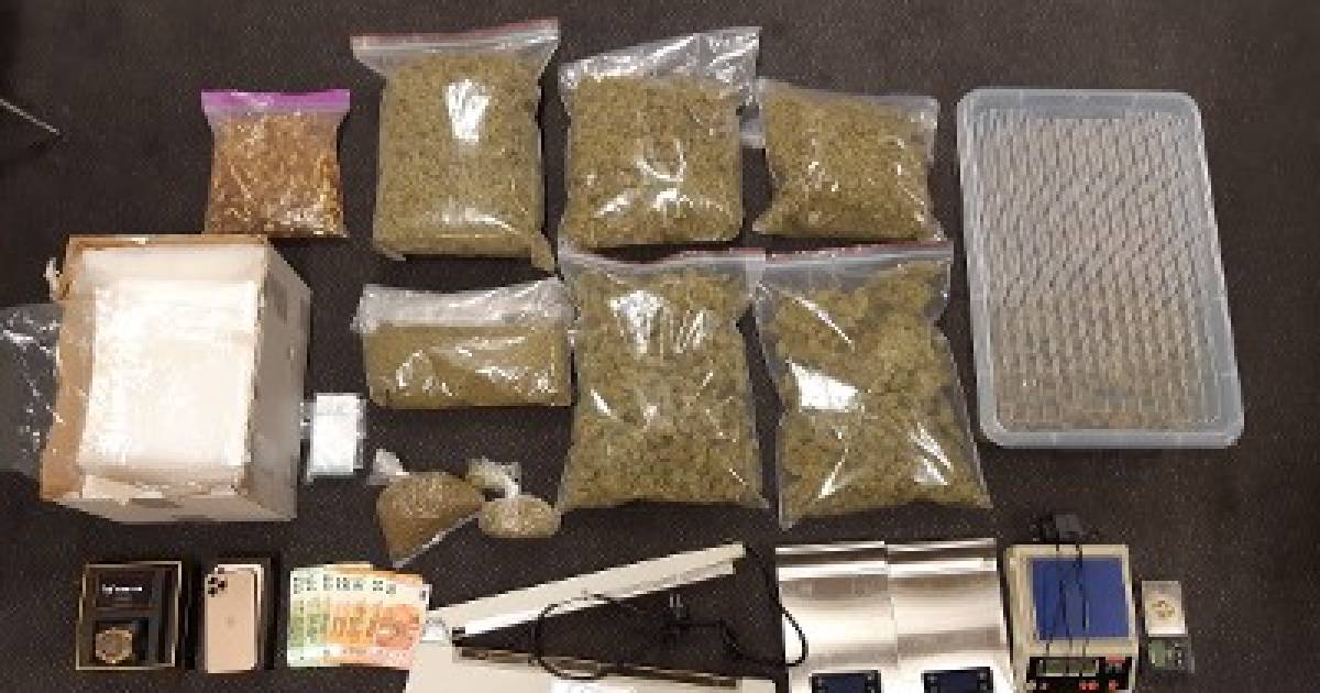 Vier kilo hennep aangetroffen in woning in Tilburg, 36-jarige bewoner aangehouden.