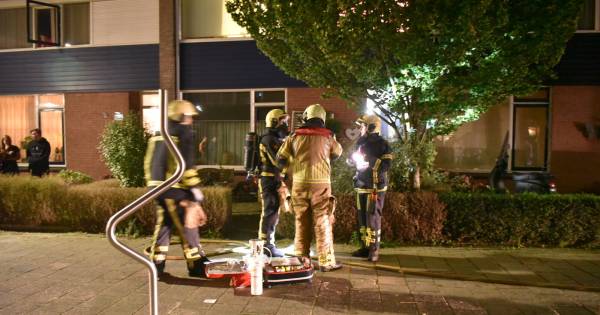 Almelose woning vol rook door pizza, hulpdiensten hebben handen vol aan opstandige bewoner.