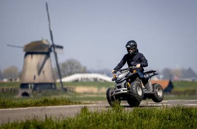 Tweetal berooft Bredanaar op bijzondere wijze van quad in Biest-Houtakker, politie tast in het duist