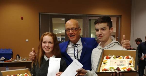 Een stempas en de burgemeester voor je 18e verjaardag - De Gelderlander
