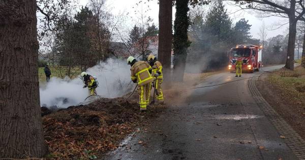 Brand in berg snoeiafval langs de weg zorgt voor veel rook in Heelweg