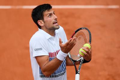 Djokovic piept en kraakt, maar breekt net niet tegen Schwartzman