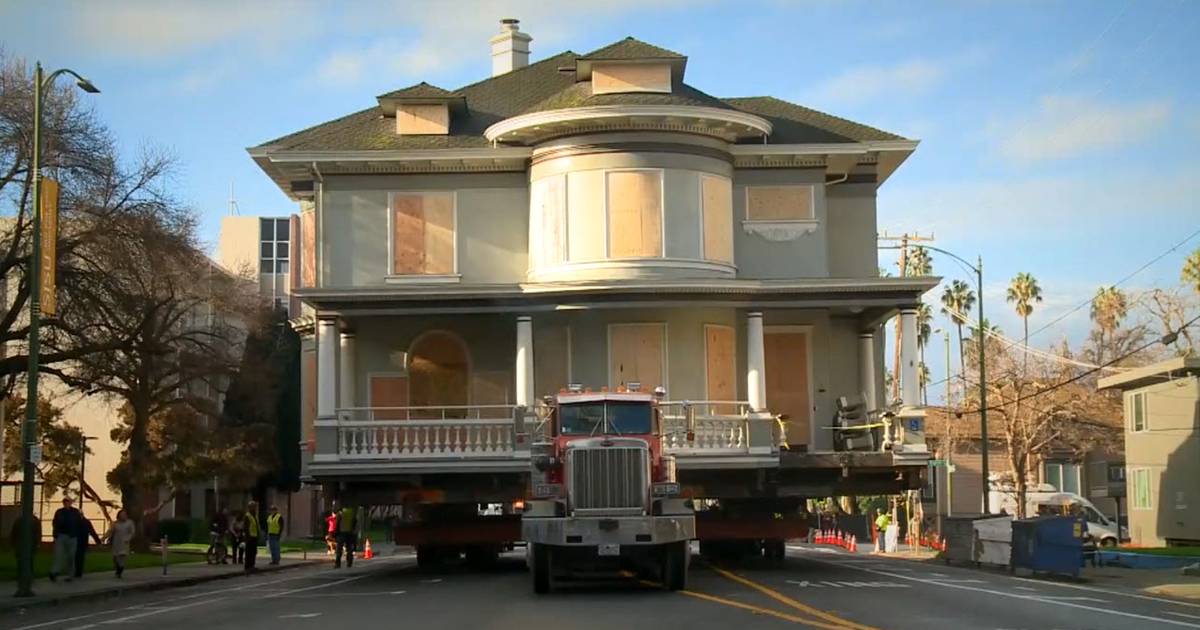 VIDEO. Dit huis&hellip; wordt verhuisd: Amerikaanse universiteit verplaatst