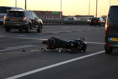 Motorrijder geschept door bestelbusje op A12