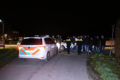Tientallen boeren de straat op tegen dierenactivisten in Voorthuizen