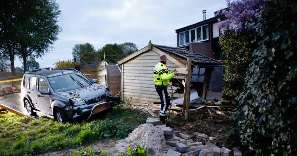 Gewonde door ongeluk in Grave, schade aan tuinhuis en auto.