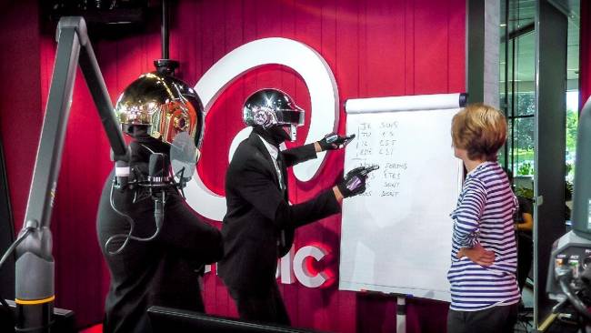 Viktor krijgt Franse les van 'Daft Punk'!
