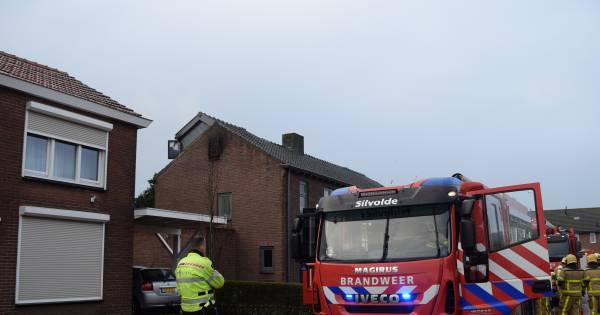 Veel schade na zolderbrand in Terborg, bewoners naar ziekenhuis - De Gelderlander
