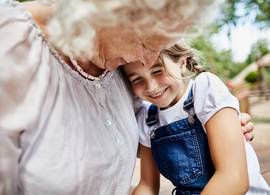 Oma’s voelen meer voor hun kleinkinderen dan voor hun eigen kinderen