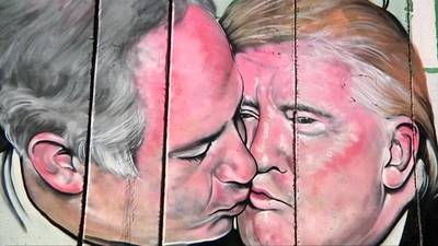 Kussende Trump siert muur tussen Israël en de Westoever