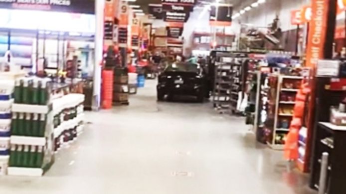Elle Roule Dans Un Magasin Avec Sa Voiture Et Vole Plusieurs Articles Video 7sur7 Be