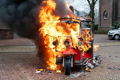 Tuktuk vat vlam op Kerkplein in Raamsdonk