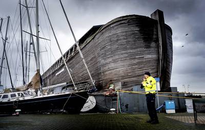 Ark van Noach richt ravage aan in Urk