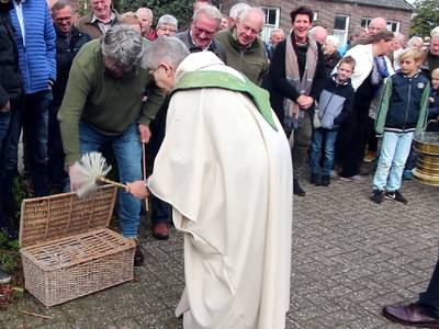 Jachthonden én postduiven krijgen zegen van de pastor in Rekken