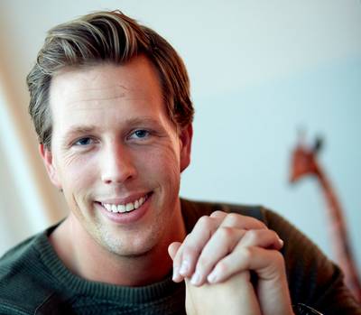 Bijtgrage kaaiman zet tanden in hand van Freek Vonk