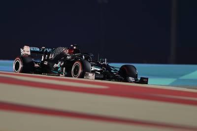 Lewis Hamilton pakt in Bahrein al 98ste pole uit carrière