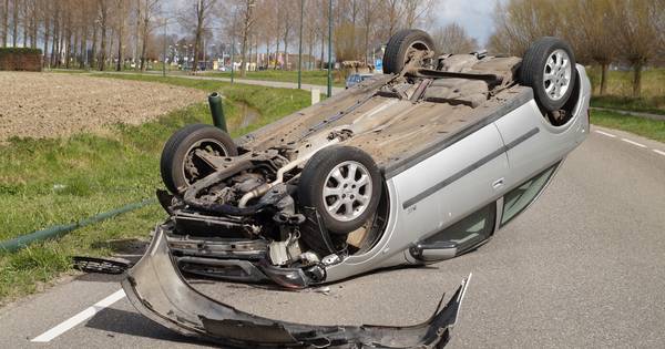 Automobilist ramt lantaarnpaal in Wijk en Aalburg, auto belandt op zijn kop - BD.nl