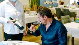 Axel gaat binnen in een exclusief luxerusthuis