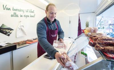 Boer Rob uit Bentelo houdt zijn vleesprijs in eigen hand door varkens zelf te verkopen