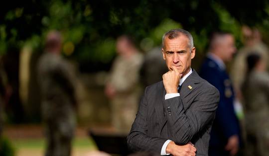 Hoe de pitbull van Trump centraal staat in alle ICE-ophef: ‘Niets gebeurt zonder zijn zegen’