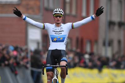 Van der Poel boekt in Gullegem jubileumzege