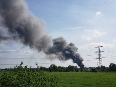 Grote brand bij pluimveebedrijf in Overijsselse Dalfsen, omwonenden moeten ramen en deuren sluiten