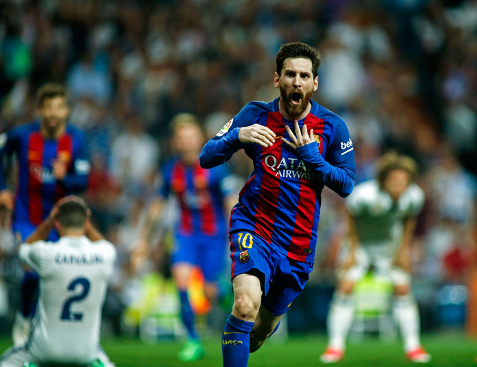 Lionel Messi juicht na zijn winnende goal tegen Real Madrid.