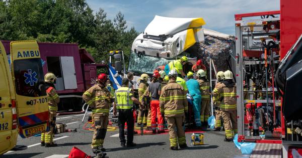 Zwaar ongeluk A12: chauffeur (29) uit Nederhemert gewond, filmende omstanders beboet