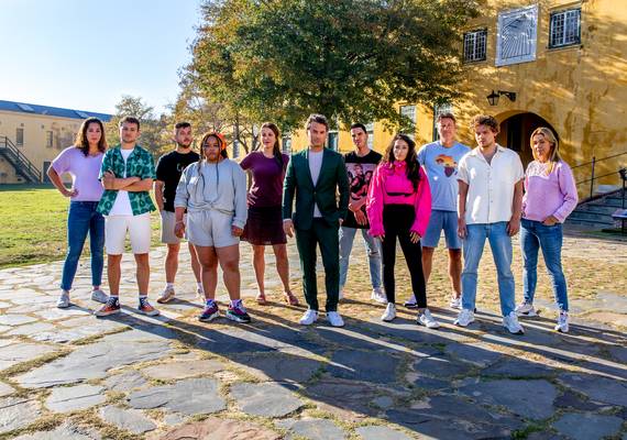 Kijkers Wie is de mol? in een deuk om steenkolenengels tijdens opdracht