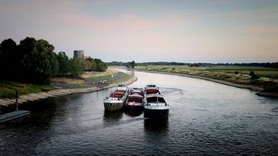 Schip vaart zich vast bij IJsselbrug Doesburg