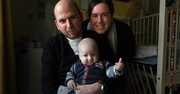 Tijs, 5 maanden oud, aan de chemo - De Gelderlander