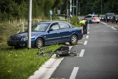 Fietsster (81) overleden door aanrijding met auto in Beek