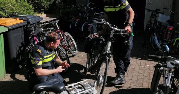 Fietsenmakers in Brouwershaven krijgen politie op bezoek .