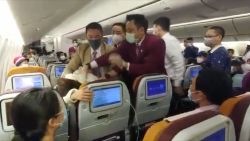 Passagier hoest opzettelijk op stewardess. Ze wordt erg zwaar aangepakt