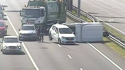 Vuilniswagenchauffeur voorkomt ongeluk door wegblokkade bij gekantelde caravan