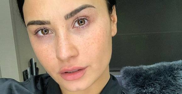 Demi Lovato doet het zonder make-up: is dat ook beter voor je huid?