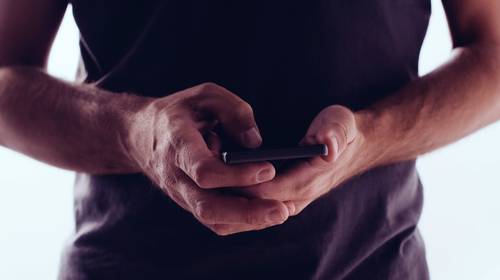 Satirische website moet naaktfoto's BV's onmiddellijk verwijderen van rechter