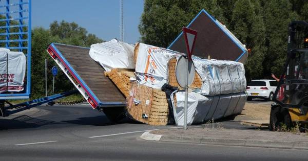 Omgevallen palletwagen vormt wegblokkade in Tolkamer