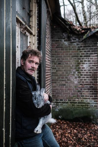 Stal van konijnenhouder duikt op in video activisten: ‘met fikken van andermans spullen afblijven’
